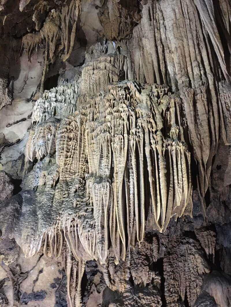 Những tảng thạch nhũ lấp lánh bên trong hang