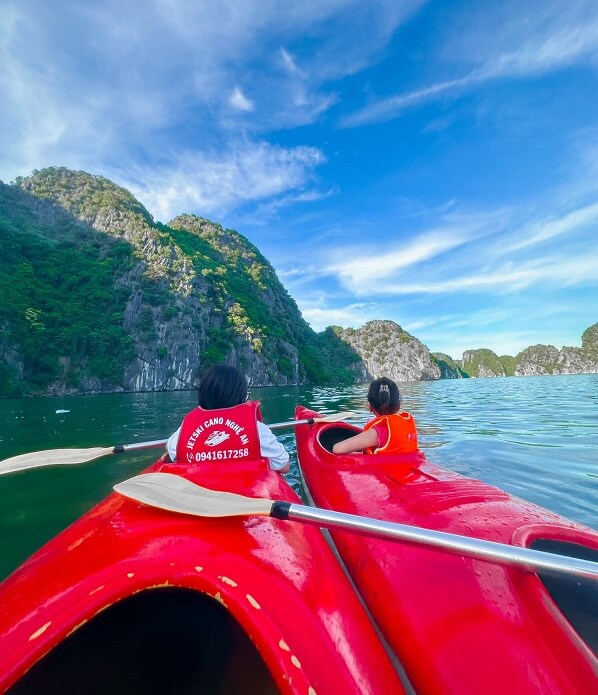Vịnh Lan Hạ nhiều hoạt động vui chơi khác như: chèo thuyền, lặn ngắm san hô,...