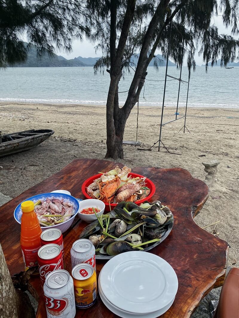 Thưởng thức đặc sản biển và ẩm thực tại Làng Chài Việt Hải