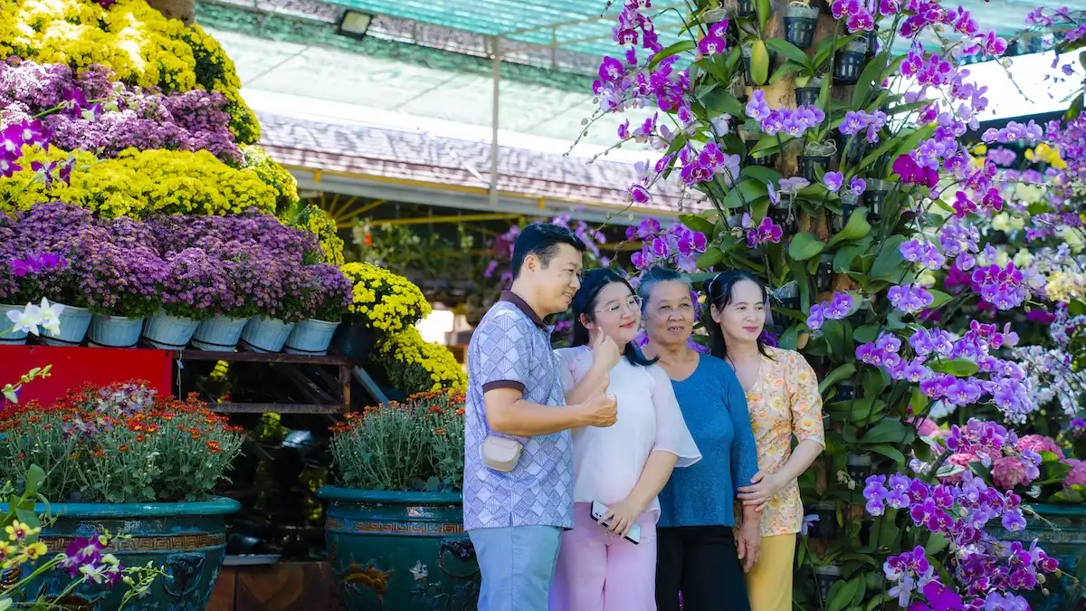 ngoi chua o vinh long ruc ro don xuan binh ngo voi 'ngu phuc linh ma' cao 7 met - 11