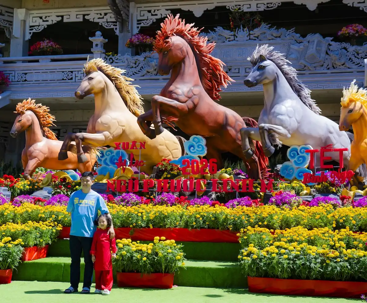 ngoi chua o vinh long ruc ro don xuan binh ngo voi 'ngu phuc linh ma' cao 7 met - 2