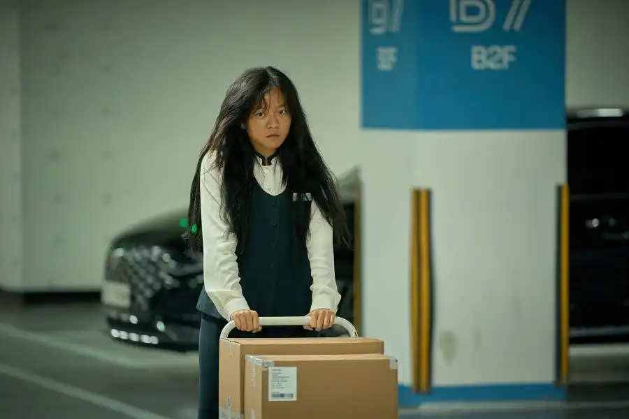 Go Ah Sung vào vai Mijung, một cô gái trẻ luôn né tránh những ánh nhìn khó chịu của người khác. Khi gặp Kyungrok, người đầu tiên nhìn nhận cô mà không có định kiến, cô dần dần khám phá ra sức hút và sức mạnh của chính mình. Diễn xuất tinh tế và đầy sắc thái của Go Ah Sung đã mang lại chiều sâu cảm xúc cho bộ phim. 5vzrmb-3f.jpg