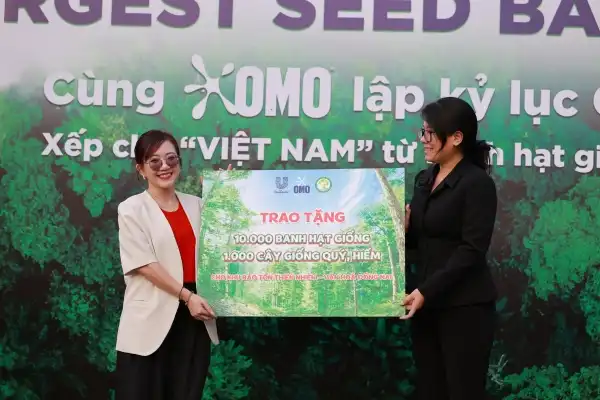 Đại diện OMO trao tặng 10.000 banh hạt giống cùng 1.000 cây con (Gõ mật, Cẩm lai Bà Rịa, Chiêu liêu nước) cho Khu Bảo tồn Thiên nhiên - Văn hóa Đồng Nai.