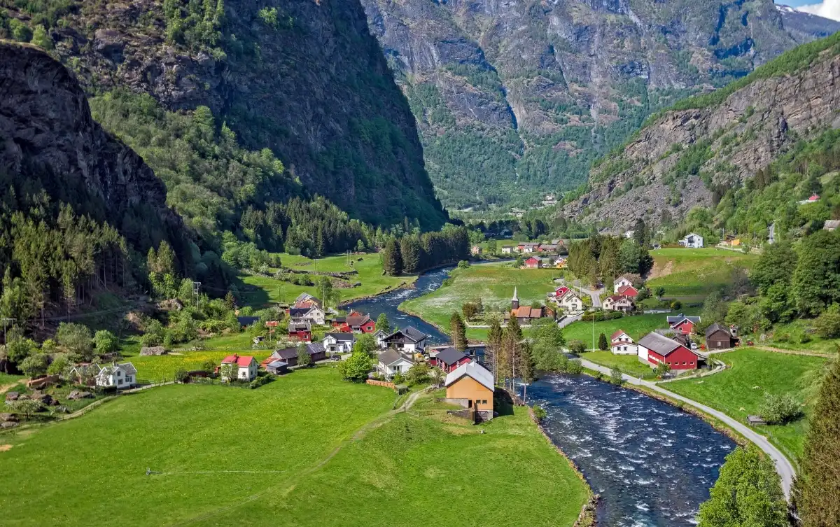 Flåm – ngôi làng nhỏ nằm bên vịnh hẹp ở miền Tây Na Uy.