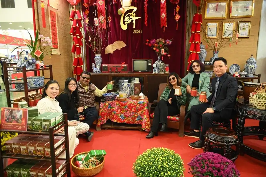 Tiến sĩ Gaurav Gupta, Chủ tịch sáng lập, Hội đồng Thương mại và Công nghệ Toàn cầu Ấn Độ và Tiến sĩ Rashmi Salu, Chủ tịch Phòng Thương mại và Công nghệ Toàn cầu tham quan gian hàng của ANNSHAN Tiến sĩ Gaurav Gupta, Chủ tịch sáng lập, Hội đồng Thương mại và Công nghệ Toàn cầu Ấn Độ và Tiến sĩ Rashmi Salu, Chủ tịch Phòng Thương mại và Công nghệ Toàn cầu tham quan gian hàng của ANNSHAN