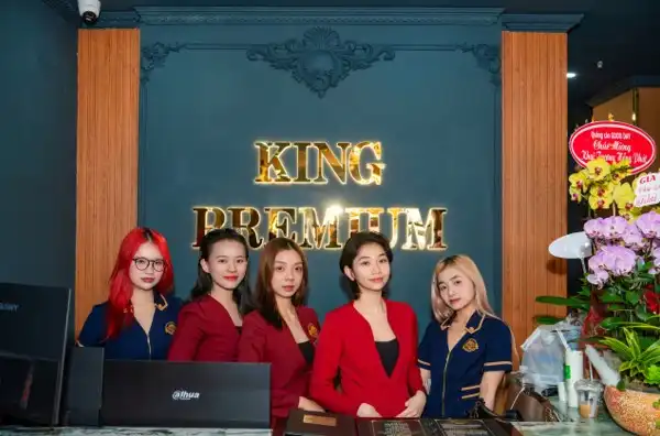 Với vị trí tọa lạc “vàng” ngay Trung tâm TP. HCM, King Luxury được đầu tư với quy mô lớn lên đến 80 phòng VIP, sẵn sàng phục vụ lượng lớn khách du lịch quốc tế. Với vị trí tọa lạc “vàng” ngay Trung tâm TP. HCM, King Luxury được đầu tư với quy mô lớn lên đến 80 phòng VIP, sẵn sàng phục vụ lượng lớn khách du lịch quốc tế.