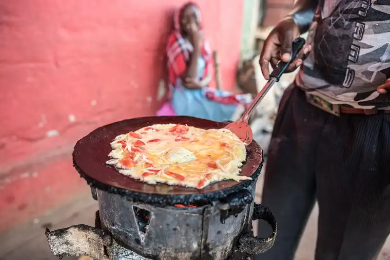 Món Rolex được làm và bán phổ biến trên đường phố Uganda