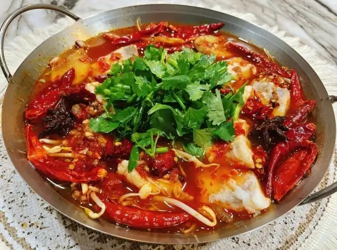 Món cá nấu dầu ớt là món ăn đặc sản tại Tứ Xuyên, Trung Quốc